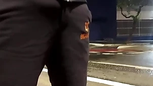 Papai urso no ponto de ônibus de pau duro leva a putinha pra casa e da um cha de piroca pra vadia ( completo no red)