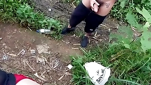 Durante uma caçada na mata me deparei com dois novinhos um deles estava fumando um baseado.  vídeo completo com direito a duas gozadas disponível no red  e subscrição.