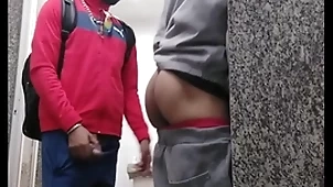 Dotado me fudeu no banheiro publico