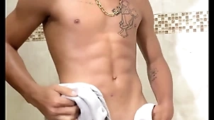 Saindo do banho com a piroca dura que nem pedra