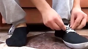 Solo guy enjoys sucking toe and ribbons