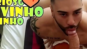 Bonitinho curioso novinho vizinho amador espionando o vizinho ao lado e fica com pau - pega twink cheirando seu pau -  com alex barcelona e milton - espionando o vizinho gostoso