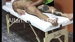 Sessão de massagem com o massagista rio de janeiro fez punch-line feliz no lutador de mma allan guerra gomes completo no x vídeos overheated - parte 1