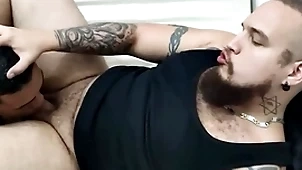 Llenandole el culo de leche