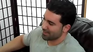 Macho hétero musculoso e gostoso sendo mamado.
