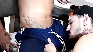Chupei o meu amigo unkink enquanto ele bebe
