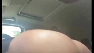 Dando spitfire casado no carro enquanto ele esperava a esposa