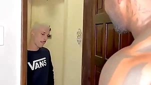 O filho novinho da vizinha veio pega açúcar e levou leite fulfil negão dotado