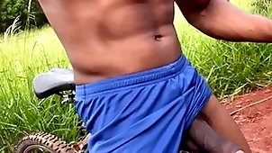Fui pro meio do mato ficar peladão e acabei gozando de tanto tesão (completo not any red)