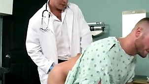 Đến bác sĩ khám cũng bị địt