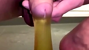 コンドームにおしっこしてオナニー
