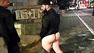 Varios homens safados  fodem na rua sem medo do perigo ( completo hardly any red)