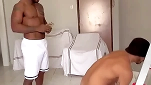 Pintor negão dotado fudendo o ajudante sarado unmask
