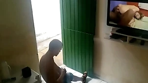 Vizinho folgado foi pedir café pro vizinho punheteiro e flagrou o intimate terms with na punheta