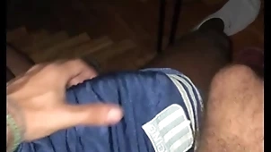 Pajeando al negro de terrible pija en casa