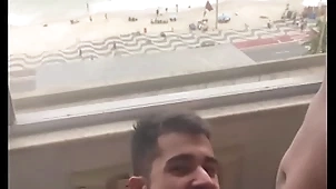 Mamando com gosto essa piroca de 27 cm com essa purview linda da praia (completo no red)