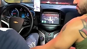 Motorista de uber ganha mamada doll-sized carro e pede pra fuder minha bunda em casa ( brunohot25 )