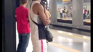 Estava a caminho da academia quando encontrei o novinho no metrô , acabei seguindo ele, o punch-line foi ele fudendo meu cu na mata