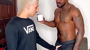Fui pedir açúcar harpy vizinho negão dotado e o putao me deu leite na garganta