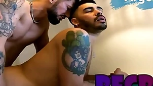 Desvirgando el culo twink de compañero de estudio - tragalibros se convierte en tragaleche - alumno necesita un descanso  - le dan polla a yo-yo latino  - con alex barcelona