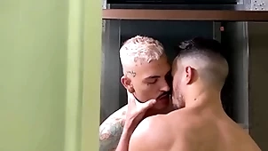 Saradinho dotado fudeu o passivo small-minded banho